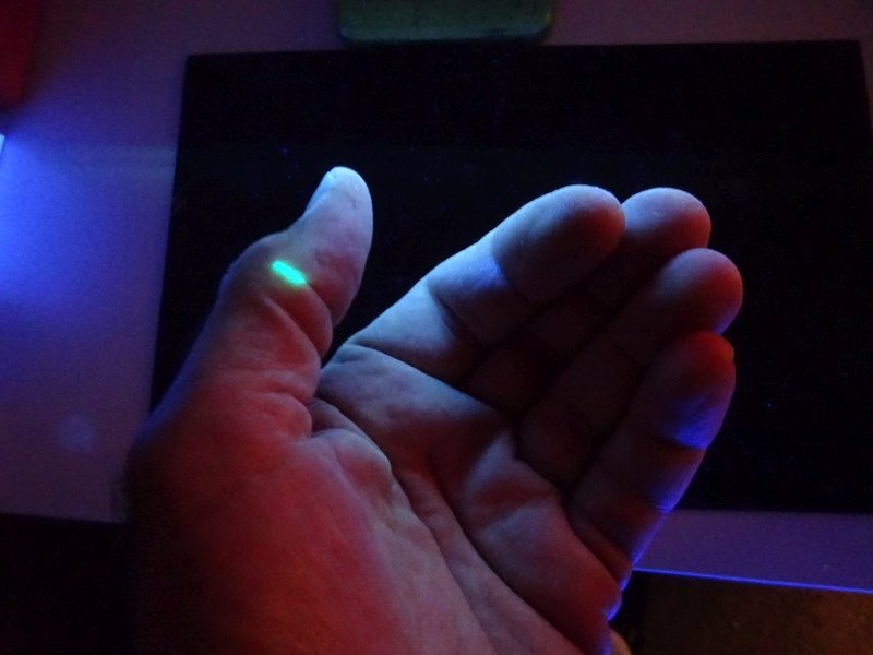 Hand mit Fluoreszenz 2.jpg